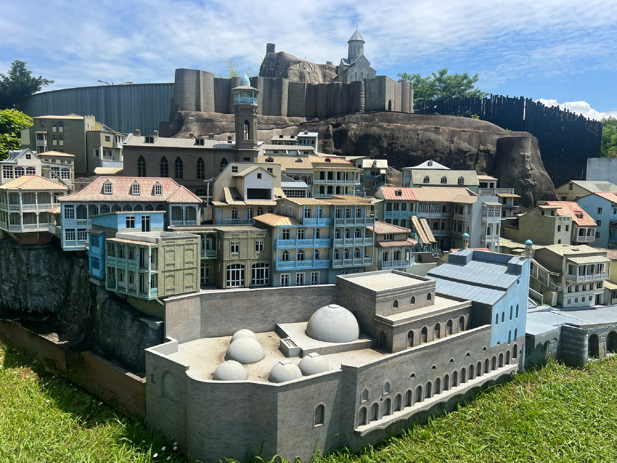 Миниатюра старого Тбилиси. Фото автора. На переднем плане серные бани. 