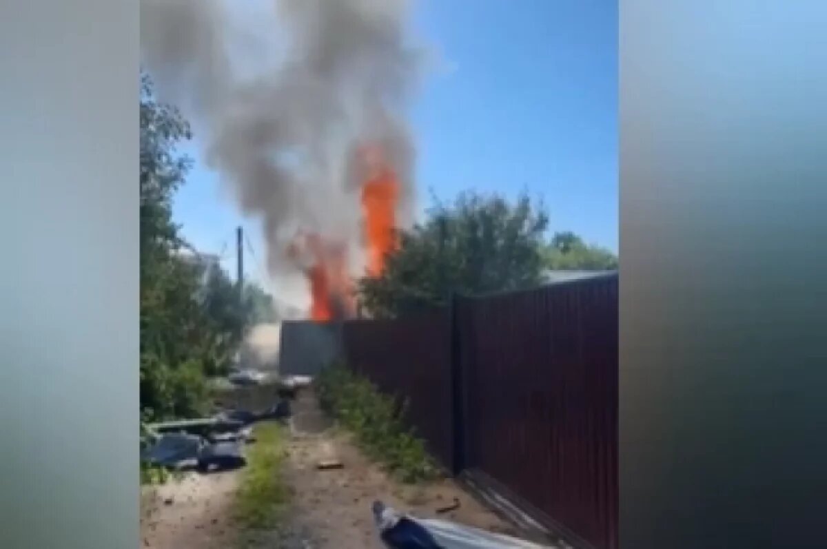    Появились кадры падения самолета на частный дом в Казани