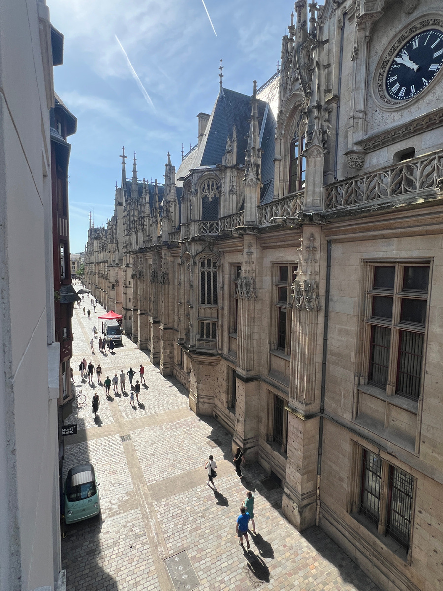 Вид на Palais de Justice, Руан, 2025. Фото автора