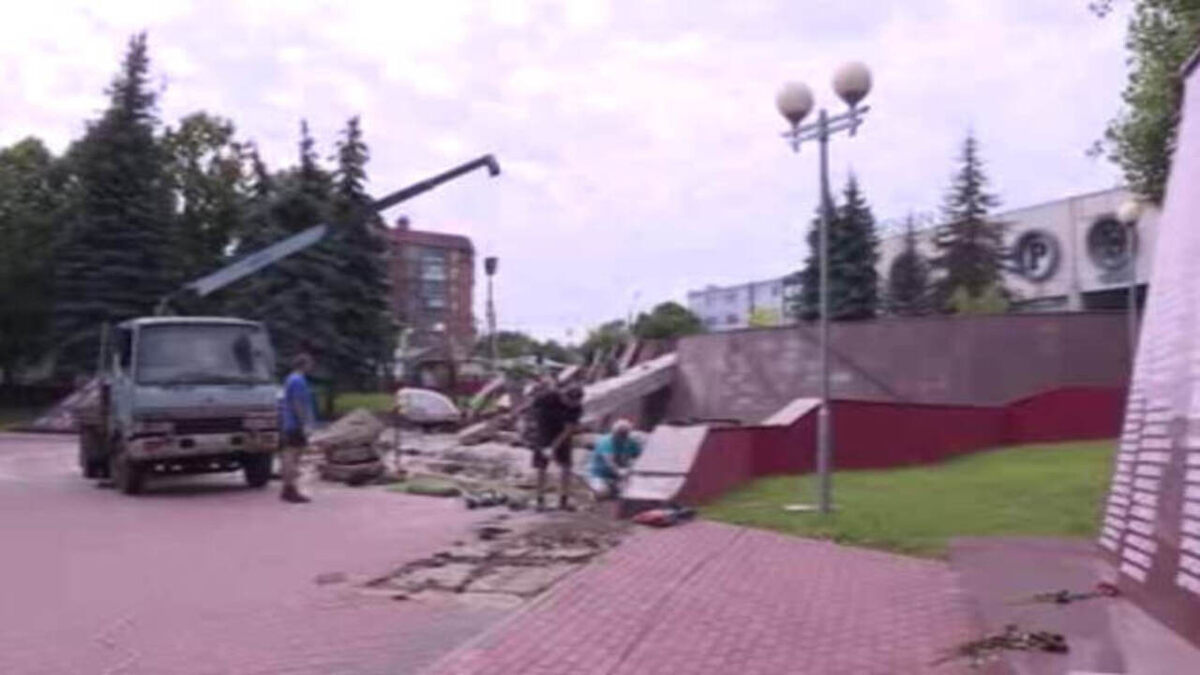    "Скорбящая мать" в Георгиевском сквере в Курске покинула постамент