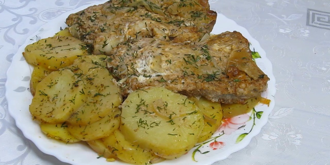 Любимый ужин. Не знаю что вкусней, картошка или мясо. Ела бы и ела такое.