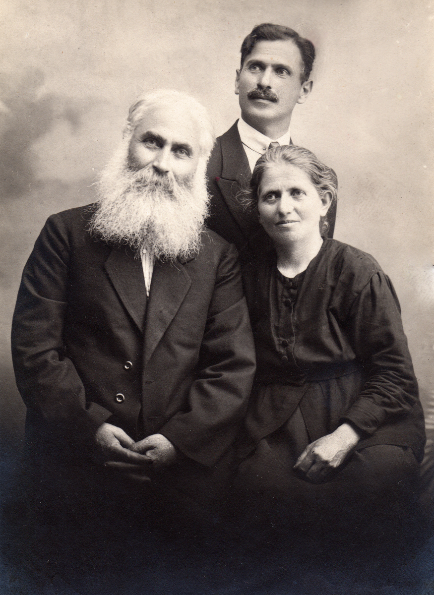 Главные герои этой хроники: Цолак Крикор Дилдилян (1872–1935), Арам Дилдилян (1883–1963) и Айкануш (урождённая Дилдилян) Тер-Арутюнян (1877–1954). Источник.