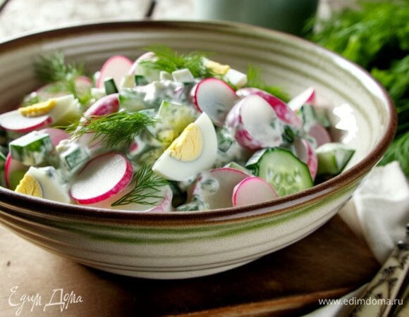 Весенний салат с редисом, яйцом и огурцом
