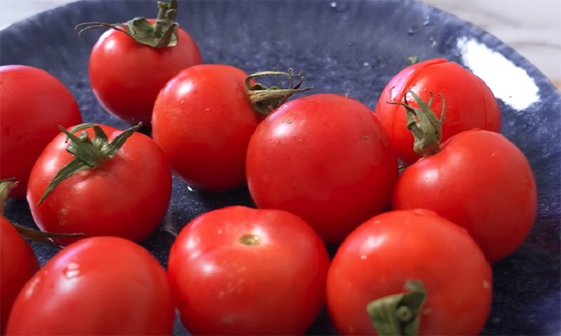 Готовим особые маринованные помидоры – потрясающе вкусная закуска 