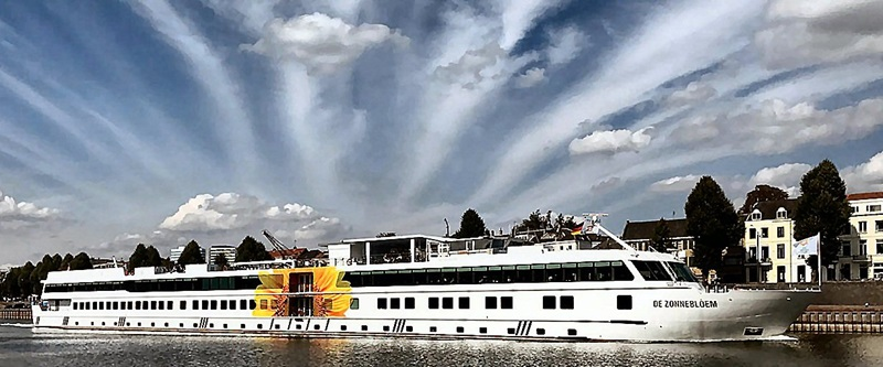 Речной круизный корабль Подсолнух