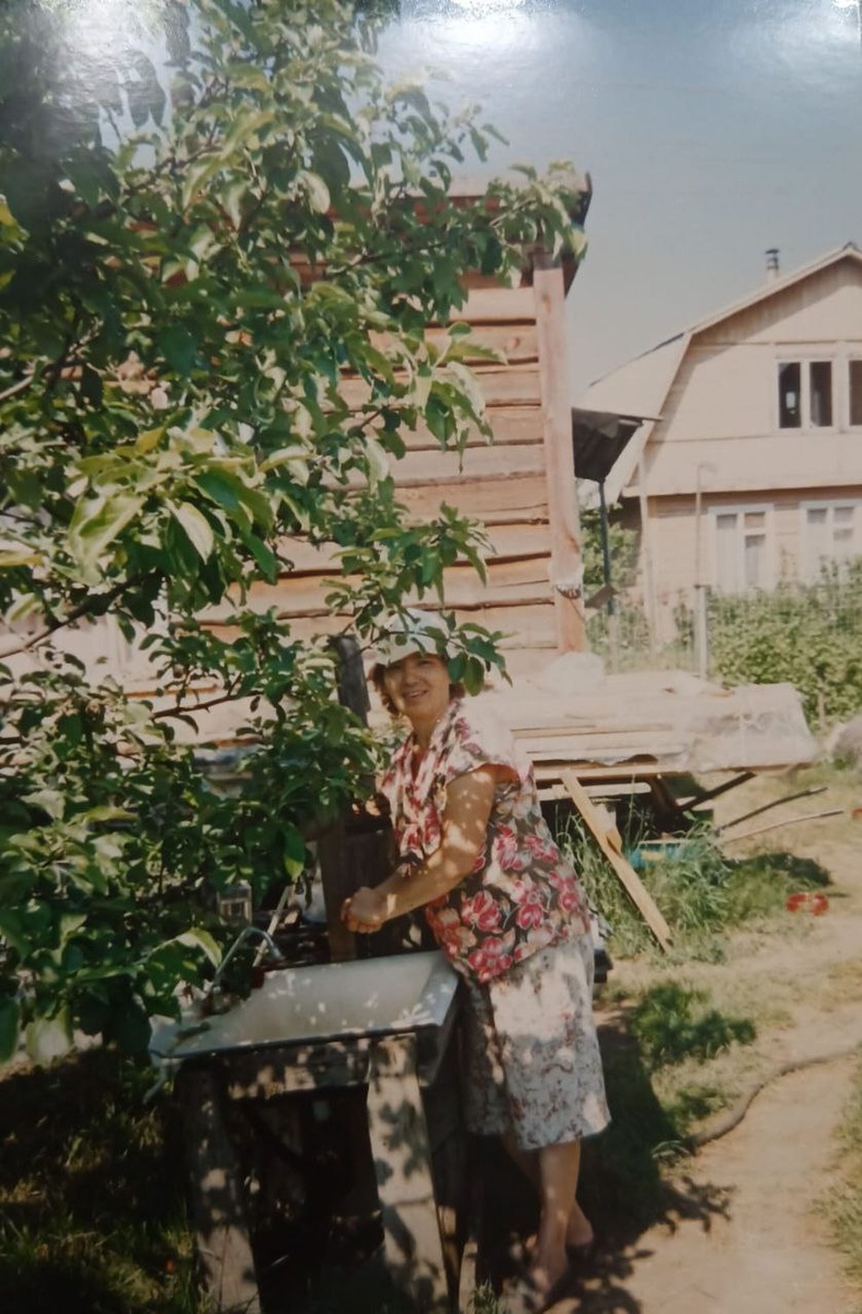 Раковина, на заднем плане верстак и сарай. Уже подведен шланг и сделан кран