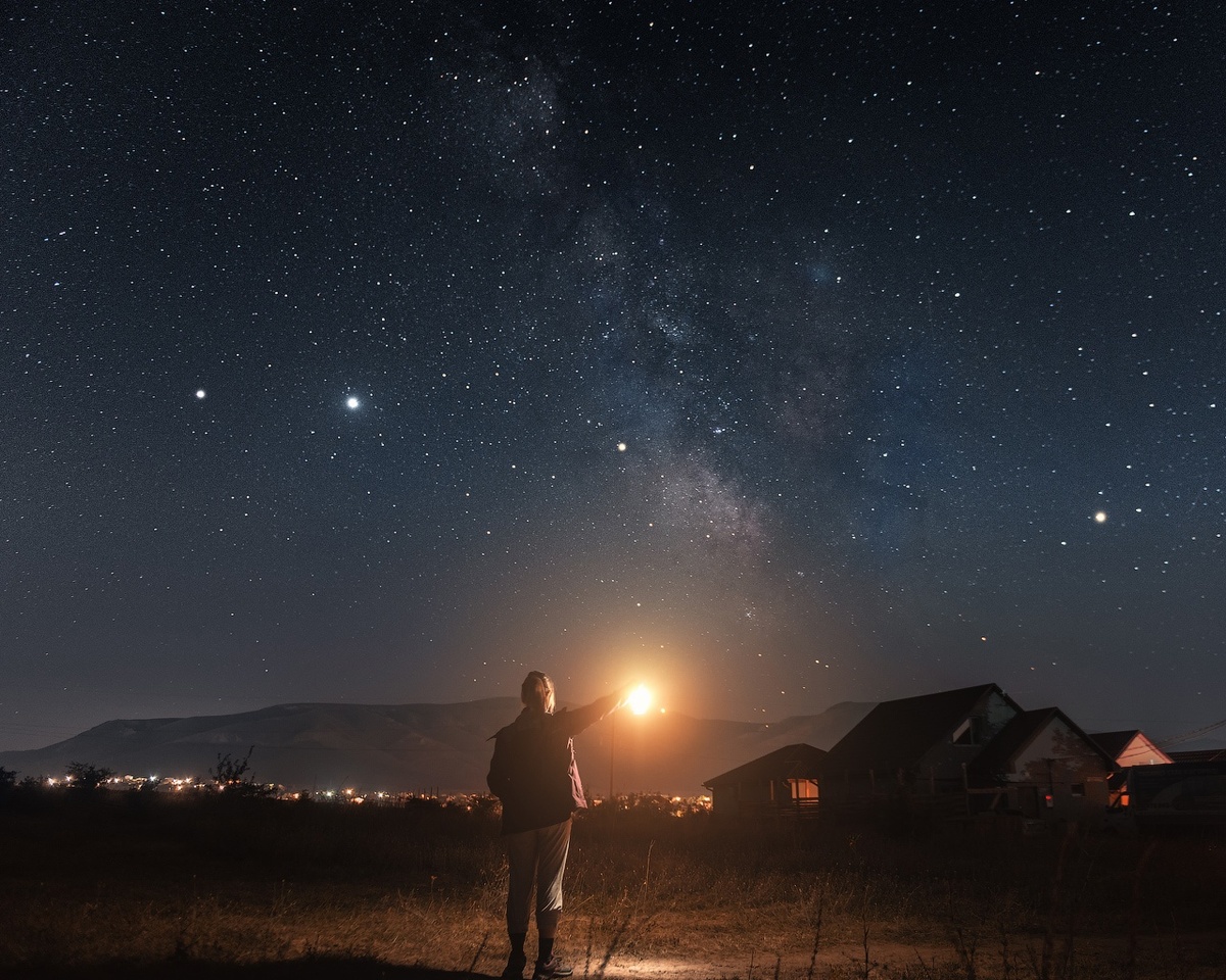 Всего 400 метров над уровнем моря, а ночи приносят долгожданную прохладу. Вчера с соседкой даже змерзнуть умудрились, пока пили чай на улице