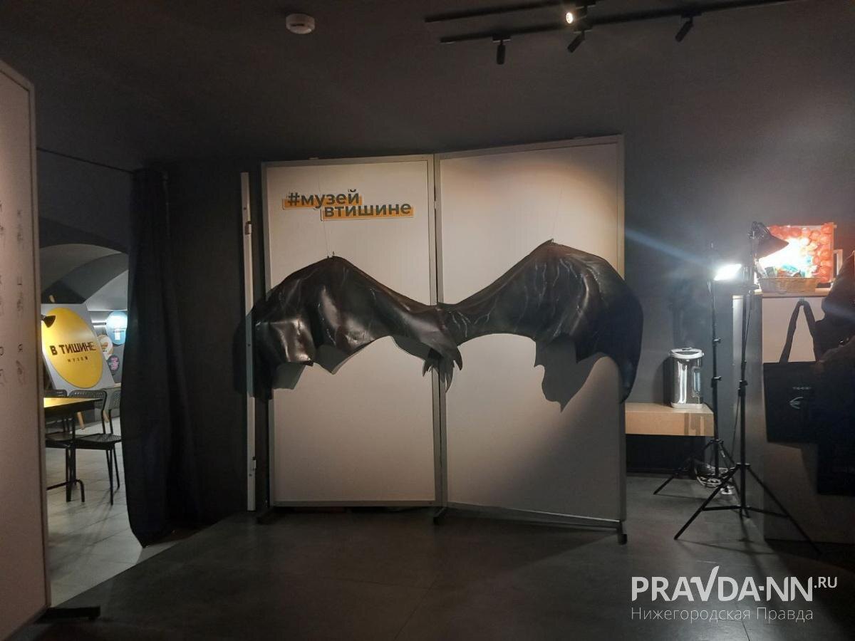    В тишине посетители учатся понимать друг друга без слов