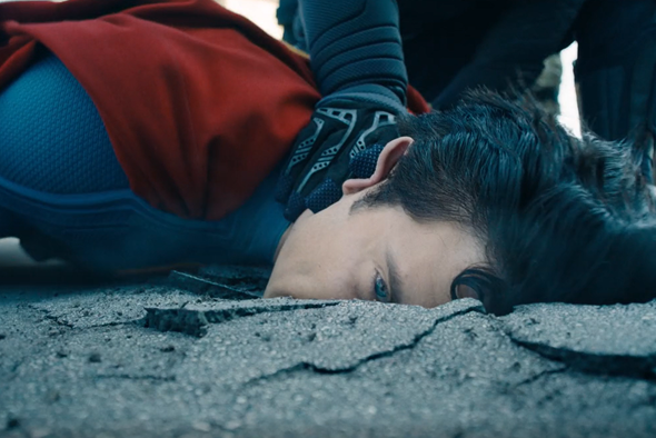     Дэвид Коренсвет в роли Супермена в фильме «Супермен: Наследие»/кадр из фильма