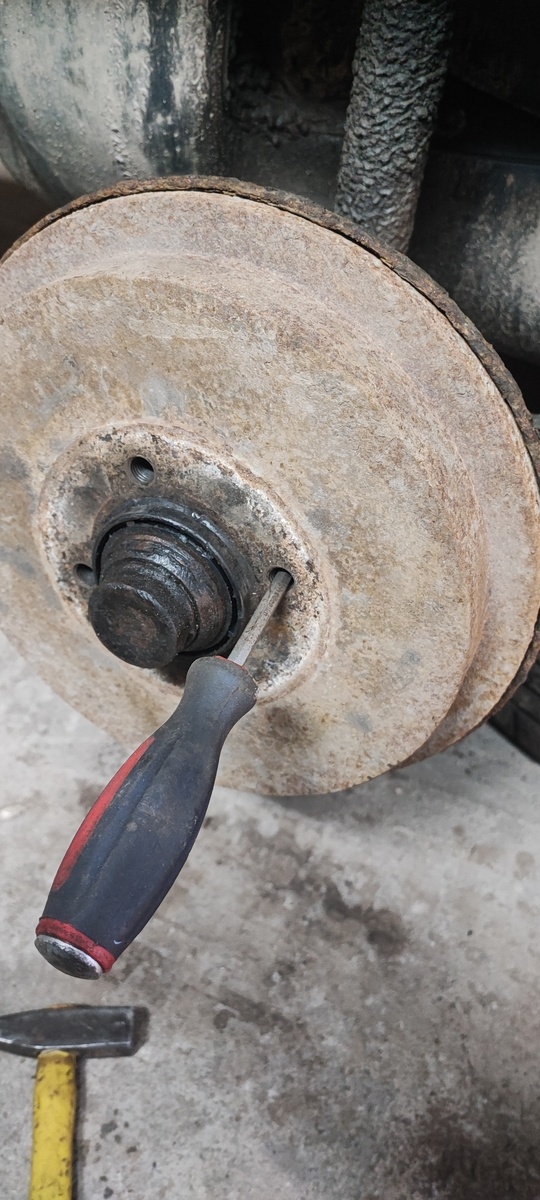 На фото показано правое заднее колесо