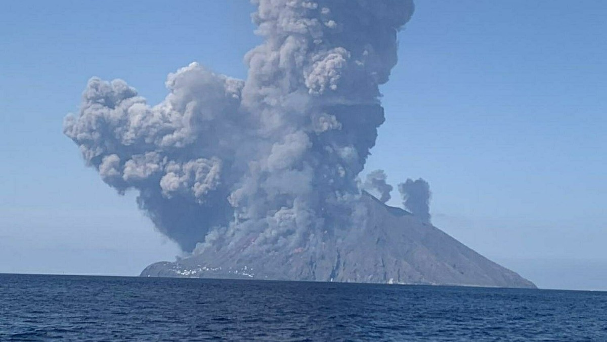    Пепел вулкана не представляет опасности для россиян. Фото: ElisaScarpa/ twitter.com / www.globallookpress.com