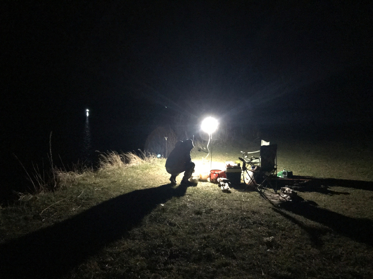 Сидим ночью, вяжем удочки. готовимся к рыбалке.