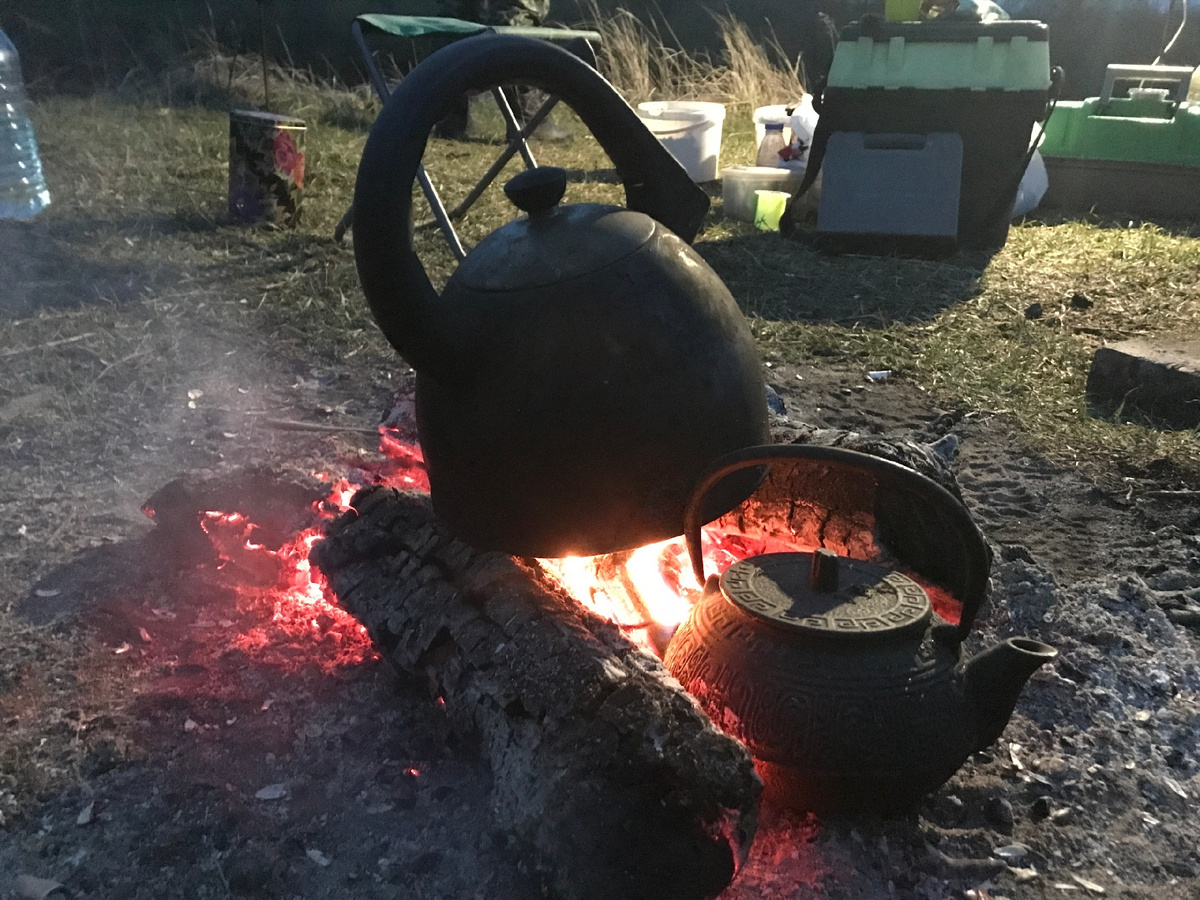 Горячий чай на костре. Вкуснятина.