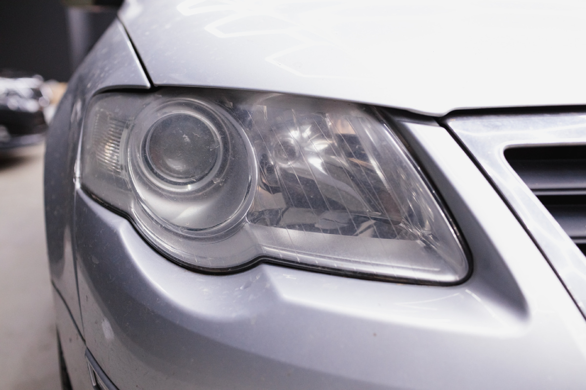 Источник фото: https://custom-heroes.ru/raboty/vid-uslugi/avtosvet/nashi-raboty/volkswagen-passat-b6-vosstanovlenie-i-tyuning-far-s-ustanovkoy-aozoom-a9/