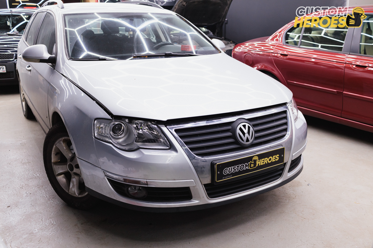 Источник фото: https://custom-heroes.ru/raboty/vid-uslugi/avtosvet/nashi-raboty/volkswagen-passat-b6-vosstanovlenie-i-tyuning-far-s-ustanovkoy-aozoom-a9/