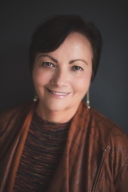 Дэбра Уэбб - автор более 150 романов в жанре romantic suspence, многие из которых стали бестселлерами. 