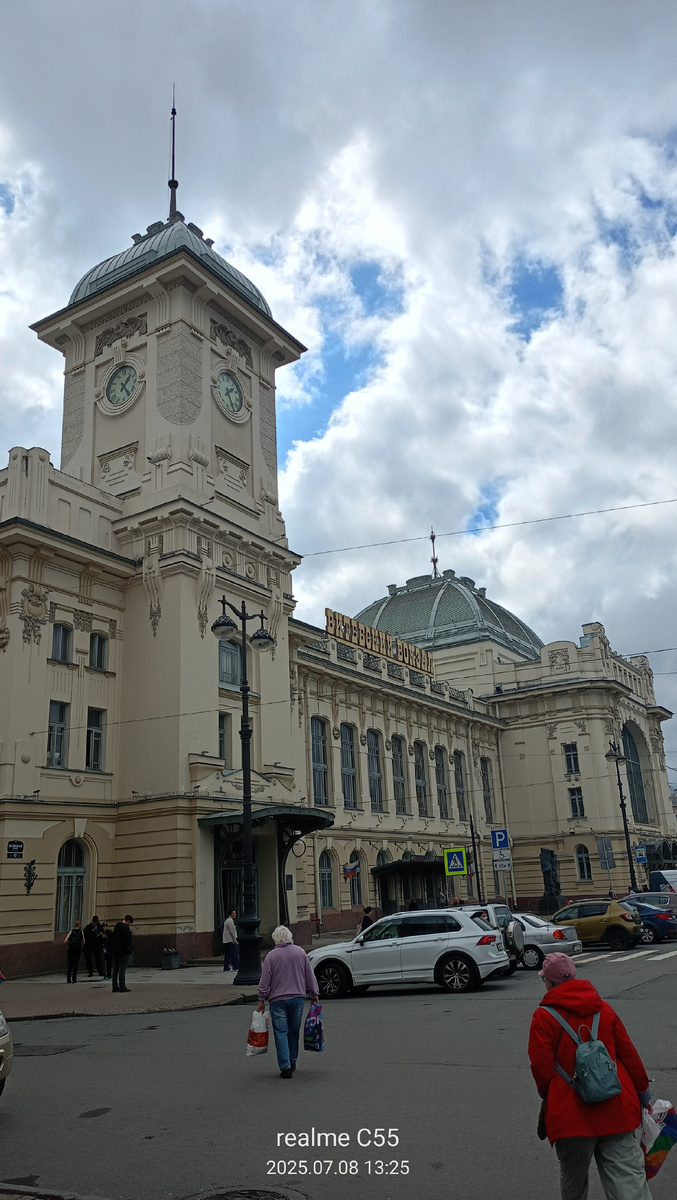 И у Витебского вокзала тоже не было