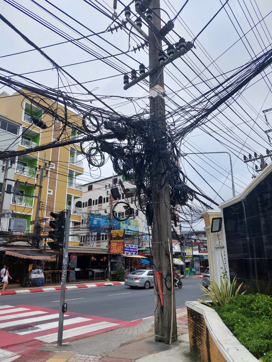 провода на улице в Тайланде
