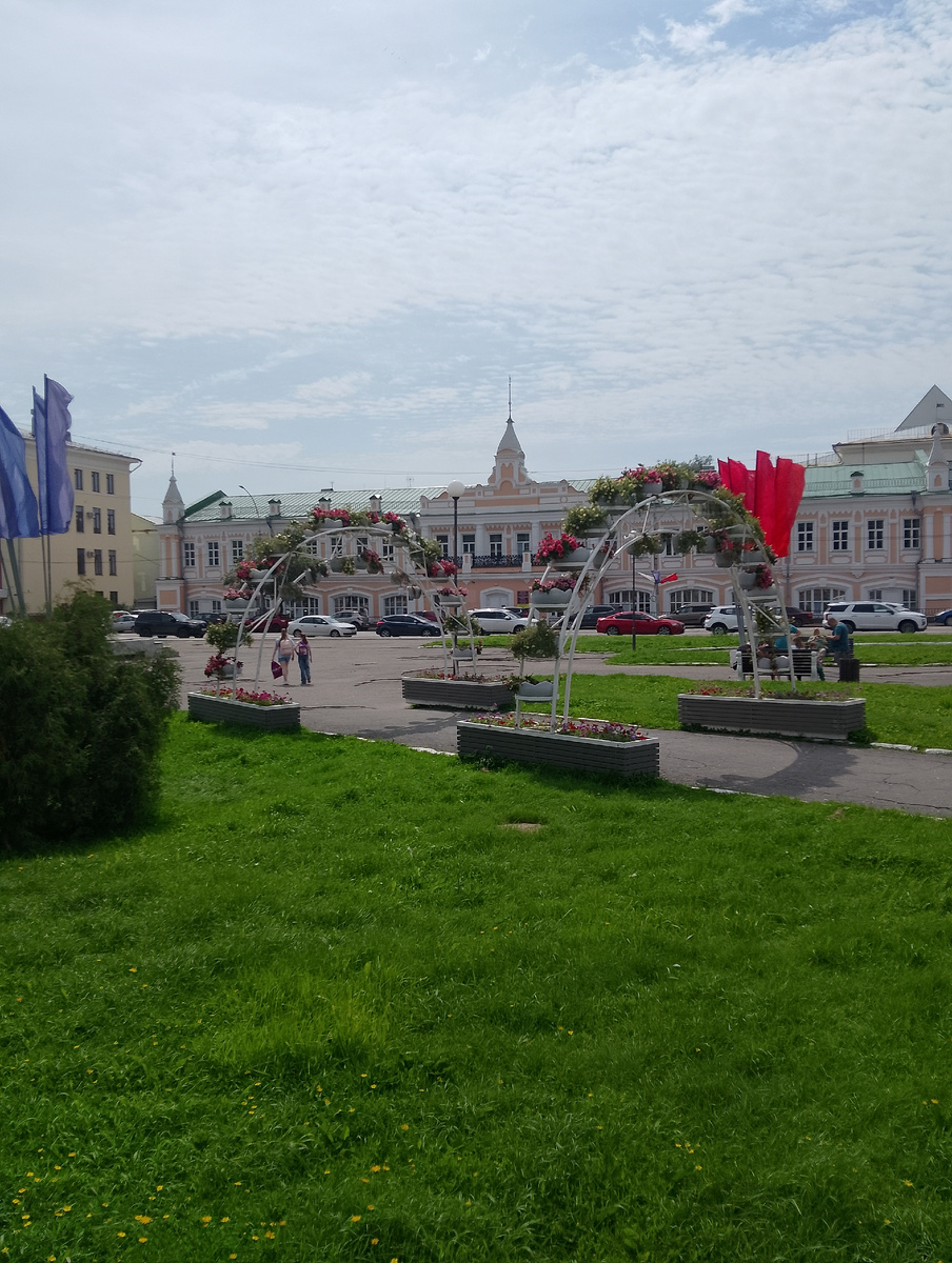 Цветочные арки на площади Революции, фото автора
