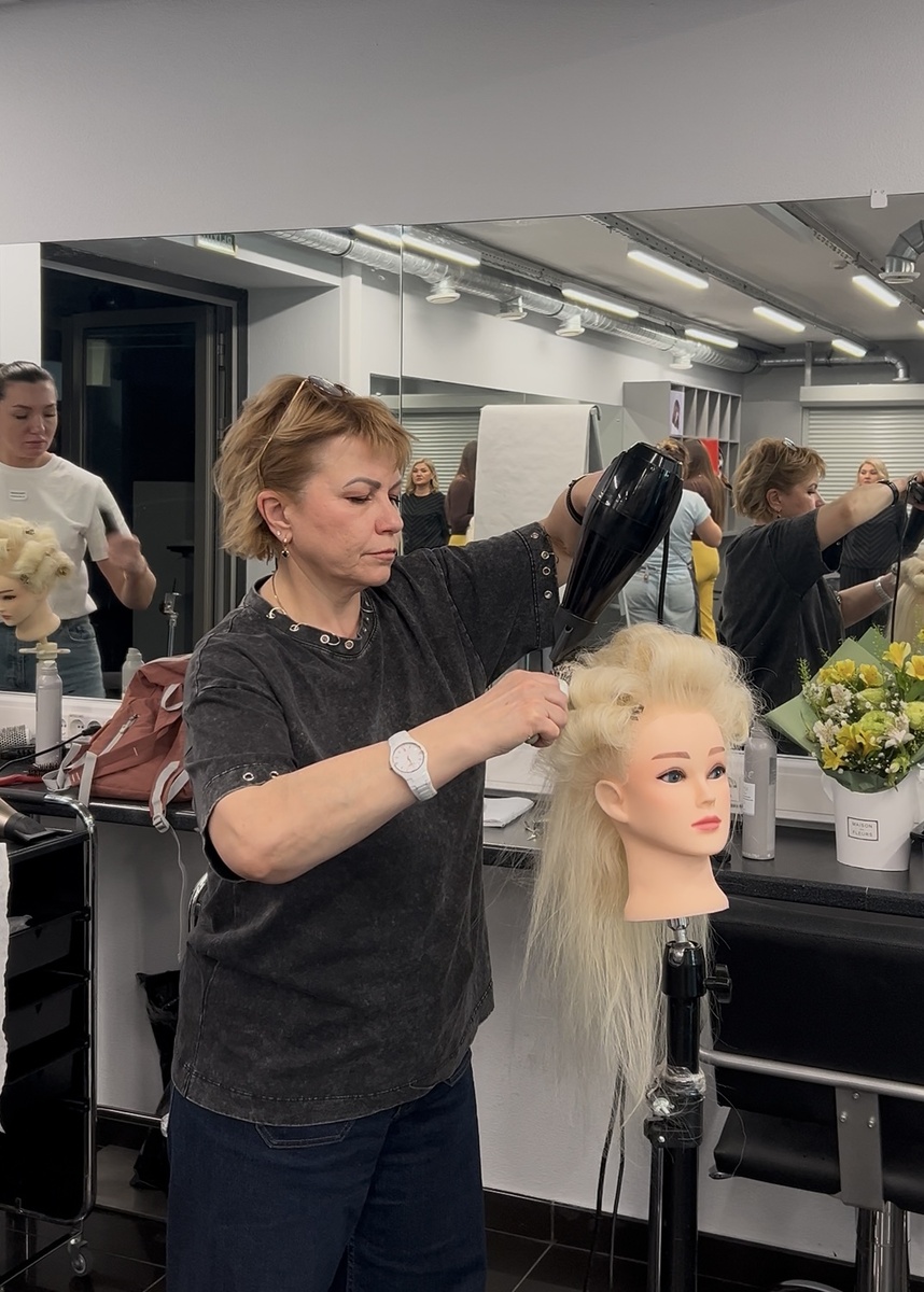 студенты на мастер-классе Татьяны Орловой "Укладки брашингом"