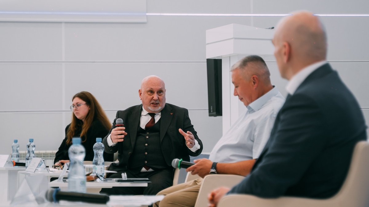 Юрий Николаев выступает с докладом