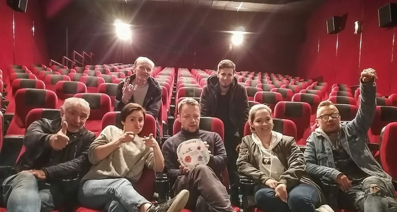 На фото съемочная команда короткометражного фильма «Когда я была маленькая, я любила смотреть на костер».

