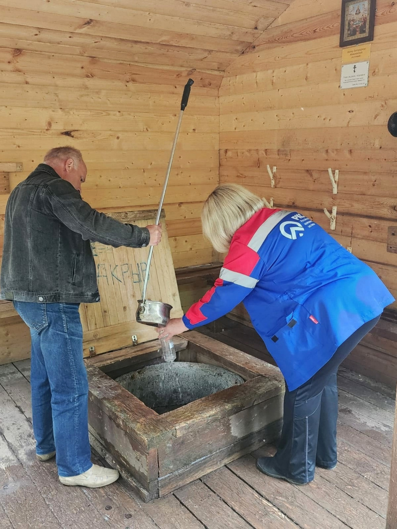    Депутат Петрозаводска испил воду из родника, в котором плавали лягушкиПетросовет