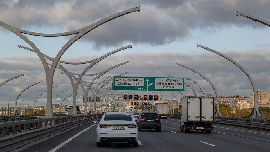    Западный скоростной диаметр. Направление на съезд с ЗСД на Благодатная, 3-й и 4-й район порта. Автор фото: Тихонов Михаил/ДП