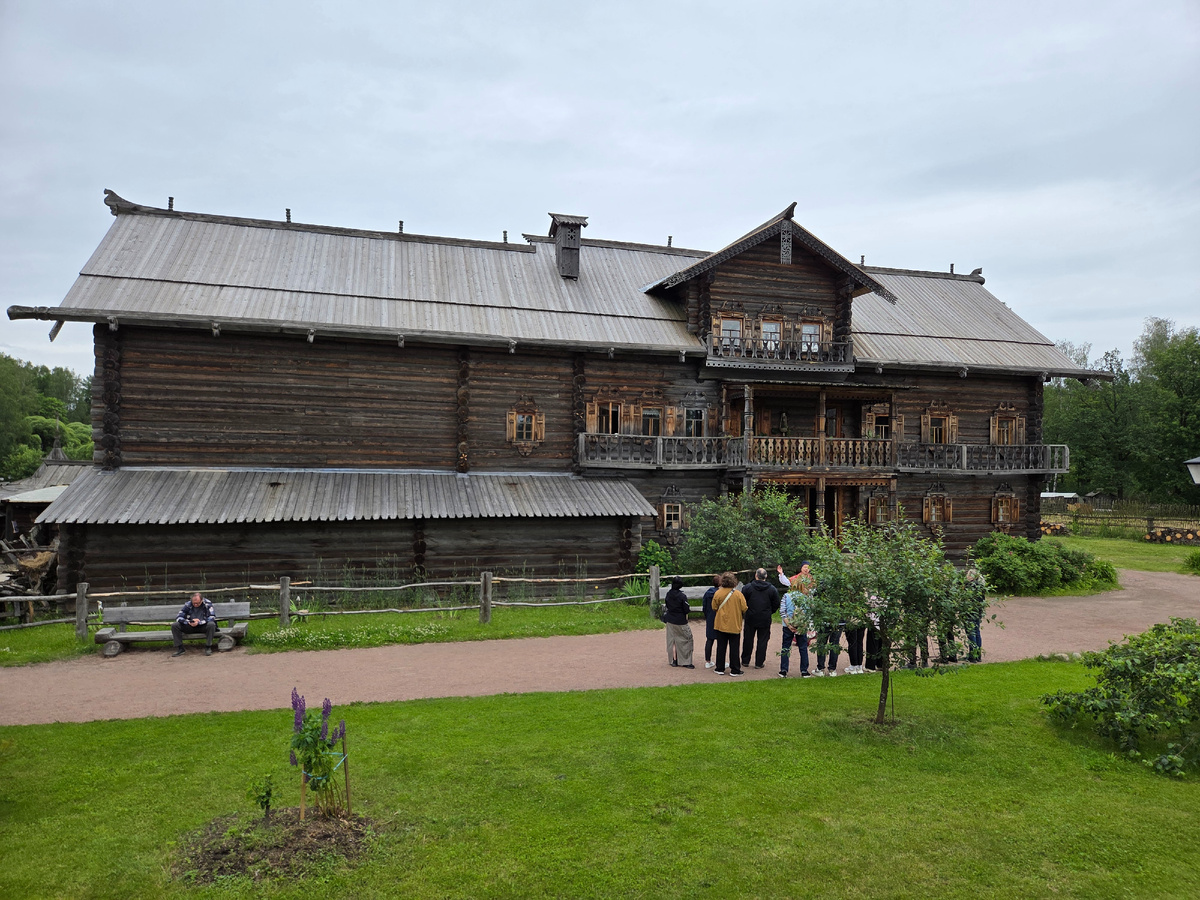 Правая часть дома с окнами – жилая, левая – хозяйственная. А вот этот невысокий пристроечек к хоз. части - курятник
