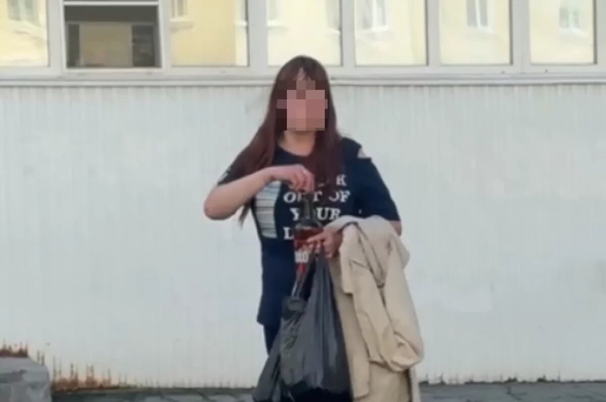    Незнакомка, которая, по словам мамы ребёнка, преследует семью