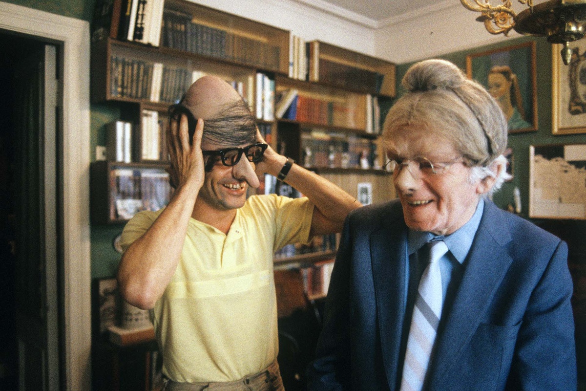    Константин Райкин с отцом Аркадием Райкиным в масках, которые Аркадий Райкин использовал в своих спектаклях, 1987 год