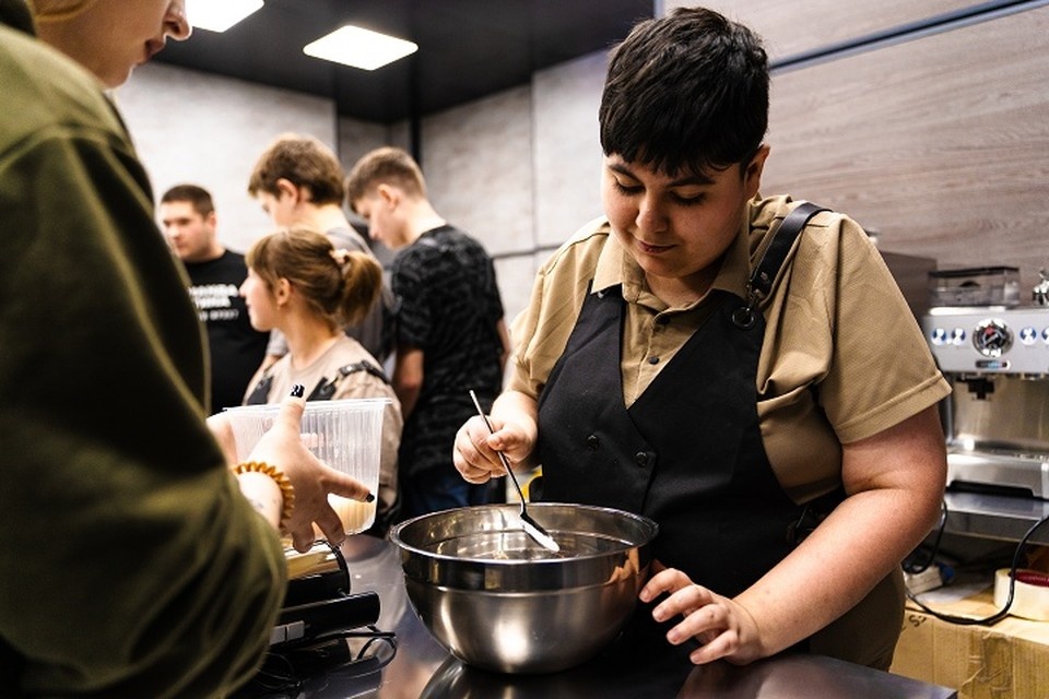    Активисты организовали для детей мастер-класс по кондитерскому искусству. Фото: Молодежка Народного фронта