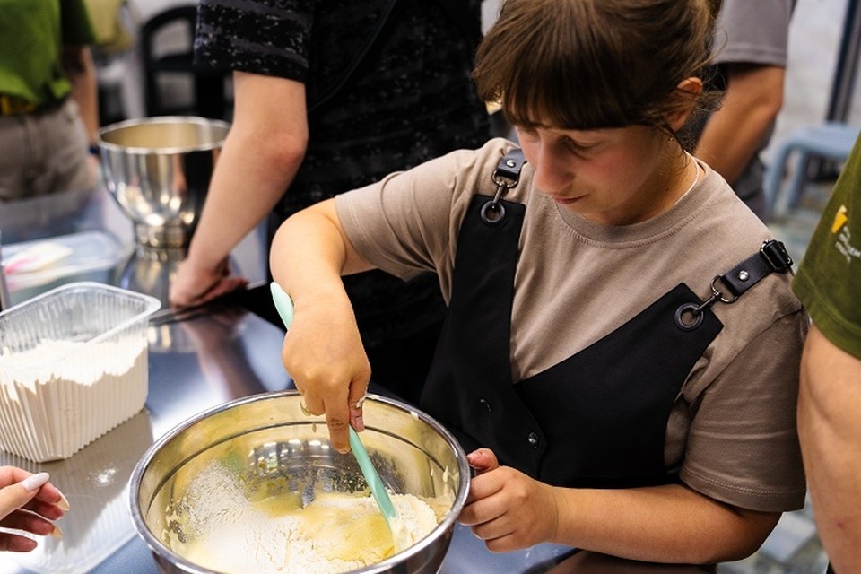    Активисты организовали для детей мастер-класс по кондитерскому искусству. Фото: Молодежка Народного фронта