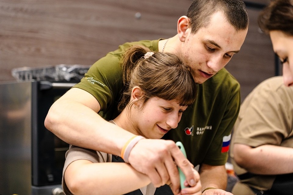    Активисты организовали для детей мастер-класс по кондитерскому искусству. Фото: Молодежка Народного фронта