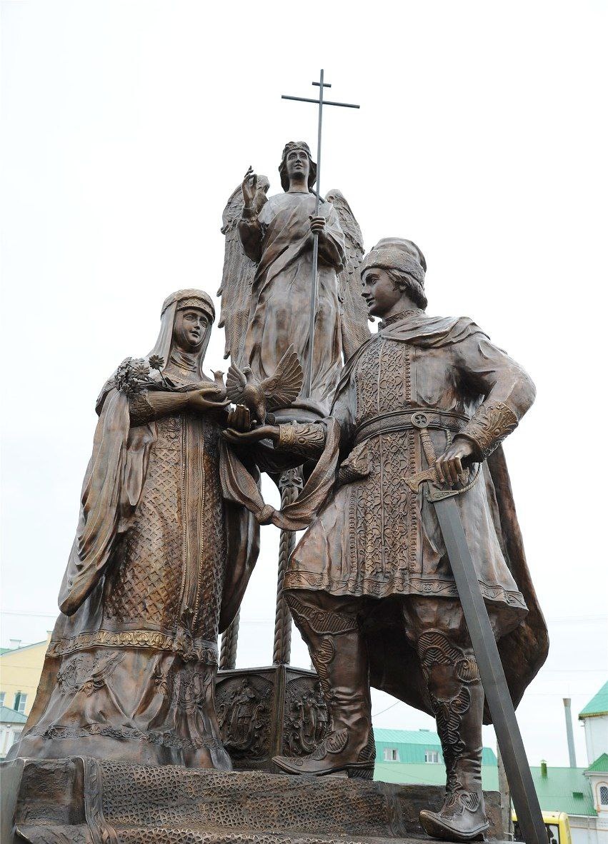 Памятник святым Петру и Февронии.