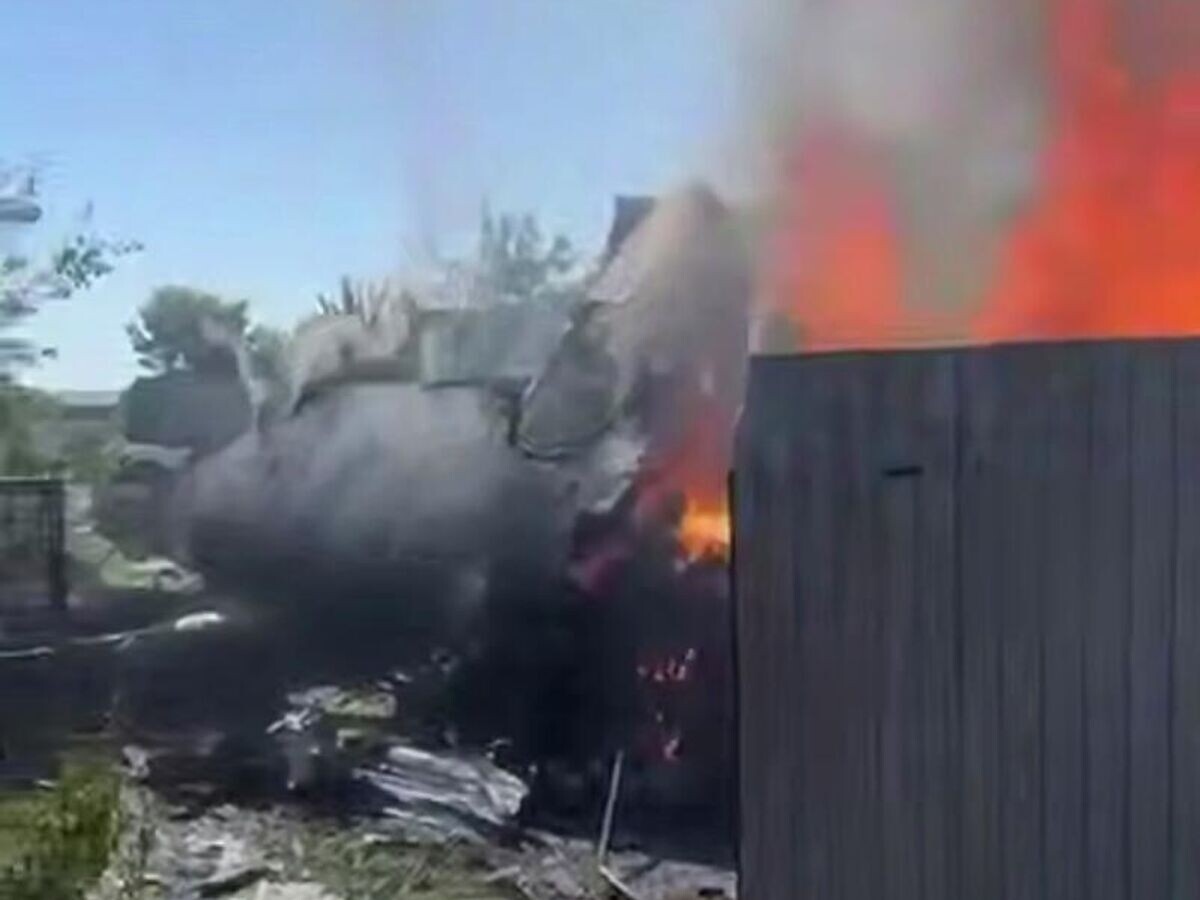    На месте падения гражданского летательного аппарата на жилой дом в казанском поселке Дербышки. Кадр видео из соцсетей