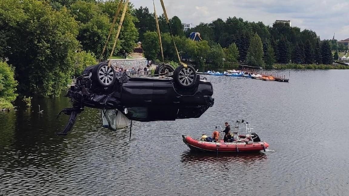 Машину извлекли из воды уже утром