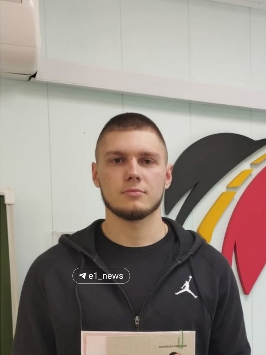 Александр находидся за рулем отцовского Лексуса