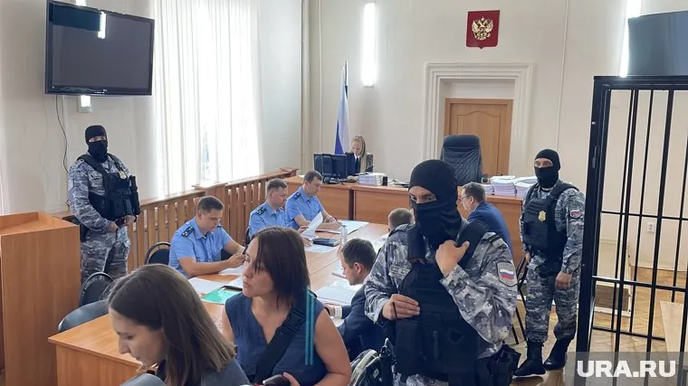 Для гражданского процесса в суде было неожиданно много приставов
Фото: Вадим Ахметов © URA.RU