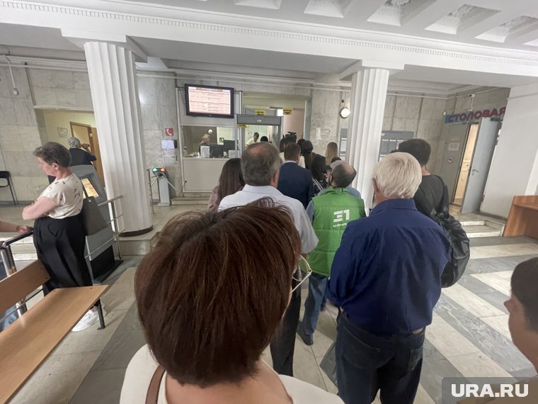 На проходной суда возникло столпотворение
Фото:Вадим Ахметов © URA.RU