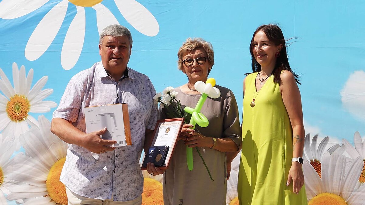 Семью Зинаиды и Бориса ЦУКАНОВЫХ наградили за многолетний успешный союз. Фото Александра ШЕСТЕРИКОВА.