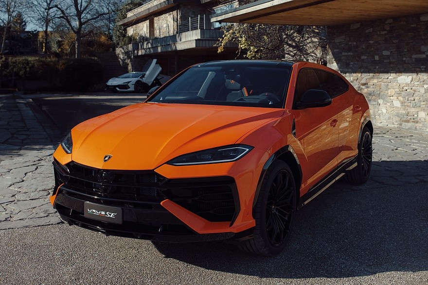    На фото: актуальный кроссовер Lamborghini Urus SE