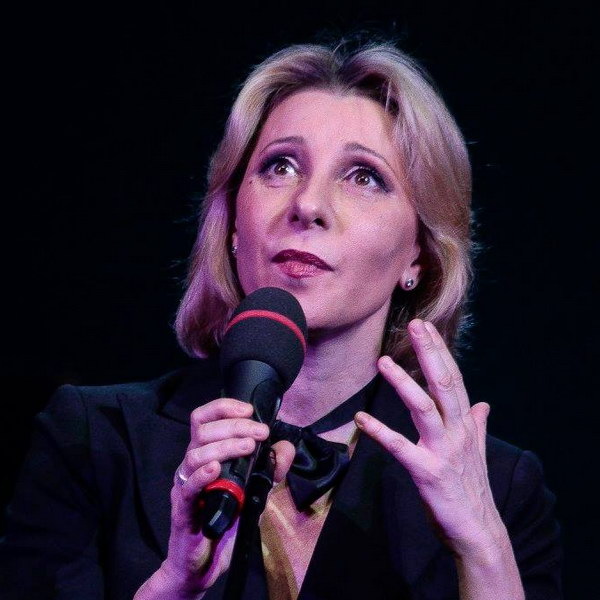     Михаил Мишустин поздравил Юлию Рутберг с юбилеем