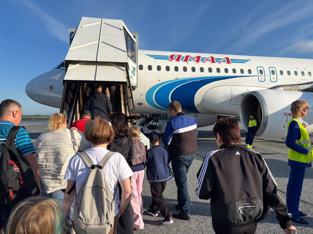 Самолет летит на Ямал