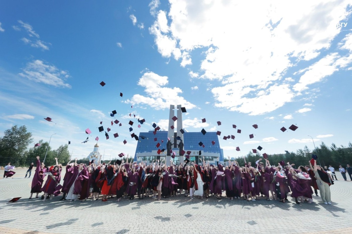    Дипломы особого образца вручили отличникам СурГУ