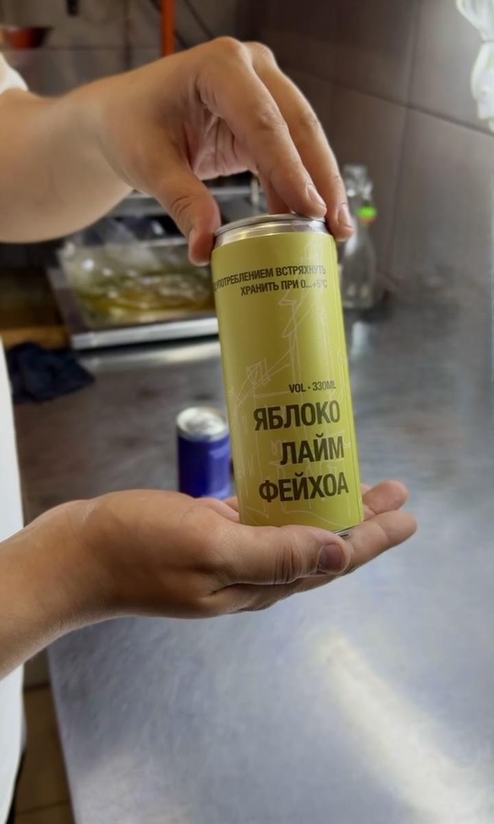 Когда напиток становится не просто коктейлем, а частью атмосферы — рождается история. Именно такие легенды мы создаём в Cocktail Express catering. Мы занимаемся кейтерингом с выездным баром, а также разрабатываем коктейли в банках и бутылках, оформляя их в дизайне, который отражает характер и стиль каждого заказчика.
