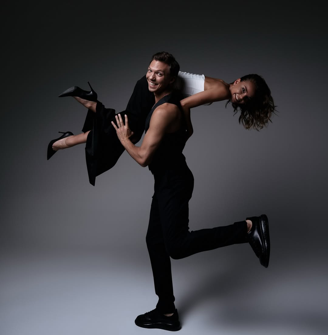 Мир российского спорта и личная жизнь двух его выдающихся спортсменов были озарены особым светом 7 июля 2025 года. Эта дата навсегда войдет в историю как день, когда прославленная гимнастка Дина Аверина скрепила свой союз с талантливым фигуристом Дмитрием Соловьевым. Поистине трогательное и незабываемое мероприятие, наполненное теплом, искренними эмоциями и глубоким чувством.