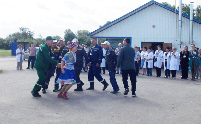 
Перед конкурсом трактористов вовлекли в весёлый хоровод