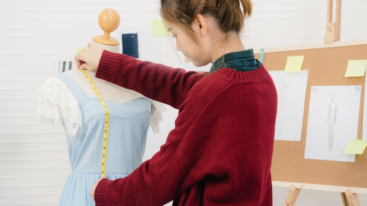    Выпускное платье можно заказать в ателье. Фото: Freepik