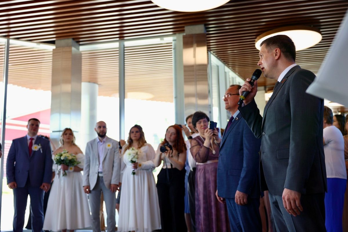    11 пар зарегистрировали брак на площадке нижегородского фуникулера в День семьи, любви и верности